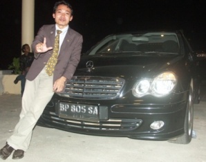 me-with-free-luxury-car